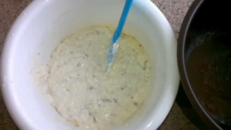 Bereiten Sie den Teig zu, um hefefreies Brot in einem langsamen Kocher zuzubereiten