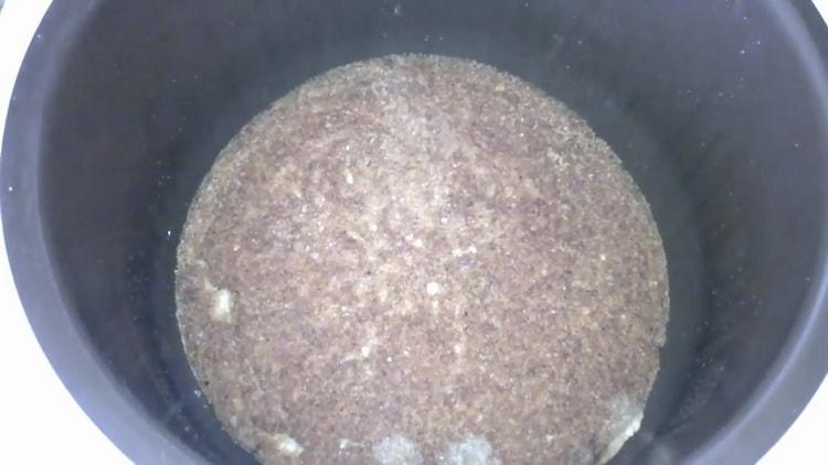 Zum Zubereiten von hefefreiem Brot in einem Slow Cooker Brot von beiden Seiten backen