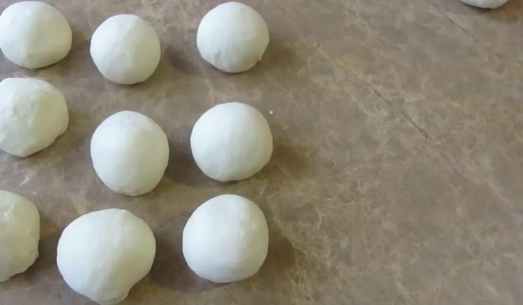 Pentru a pregăti albușurile la cuptor, împărțiți aluatul