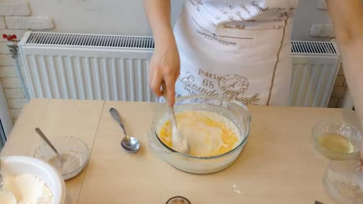 Para preparar los blancos con carne picada de acuerdo con una receta simple, mezcle los ingredientes