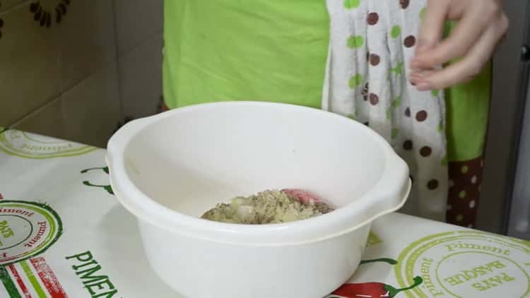 For at forberede de hvide med kød i en gryde skal du forberede fyldet