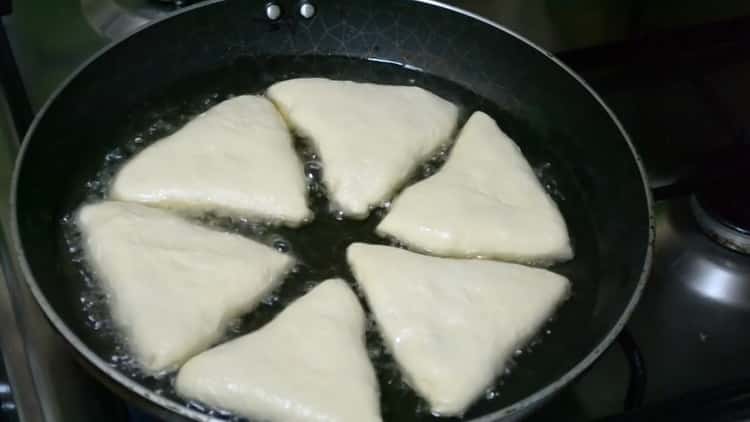 Steg produktet for at koge hvidt hvid i en gryde