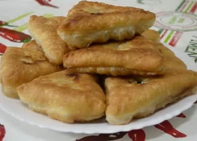 Stegt belyash med kød i en gryde - meget velsmagende