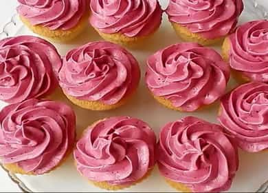 Zarte Muffins mit luftiger Beerencreme