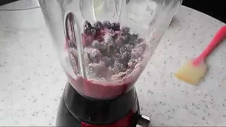 Bereiten Sie die Füllung vor, um Keks-Muffins zuzubereiten