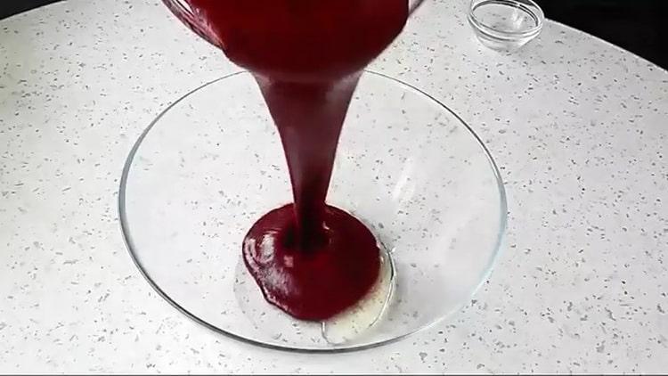 Die Füllung zu Keks-Muffins zermahlen