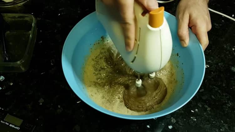 Para fazer pão Borodino, misture a massa com o fermento