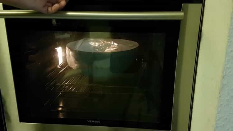 Para fazer pão Borodino, deixe a massa descansar