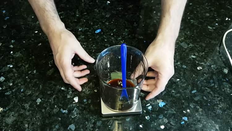 Dissolva os ingredientes para fazer pão Borodino