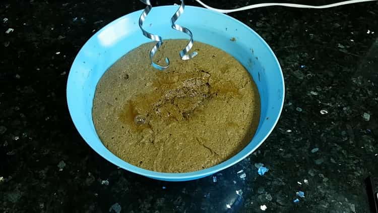 Para fazer pão Borodino, misture a massa