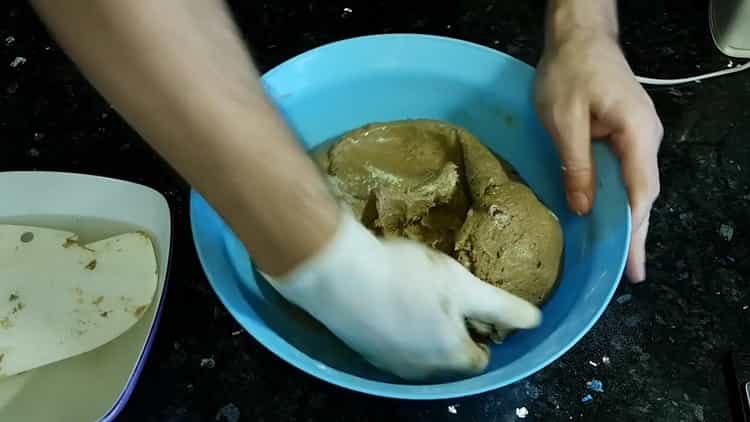 Para fazer pão Borodino, amasse a massa