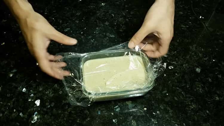 Para fazer pão Borodino, deixe a massa descansar