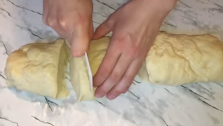 Pour faire des petits pains avec du lait concentré bouilli, coupez la pâte