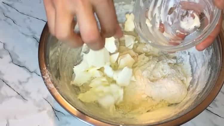Pour cuire des petits pains avec du lait concentré bouilli, ajoutez de l'huile