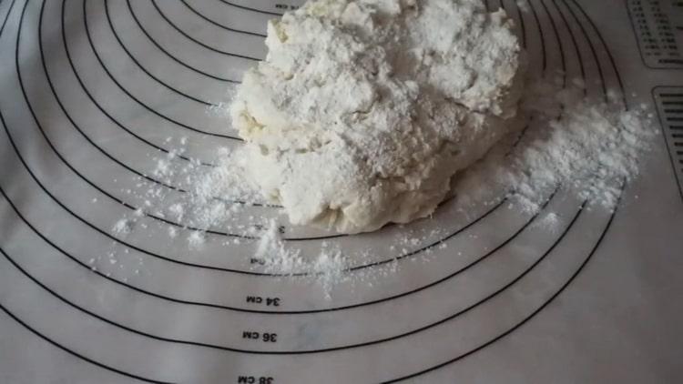 Pentru a face chifle, pregătiți aluatul