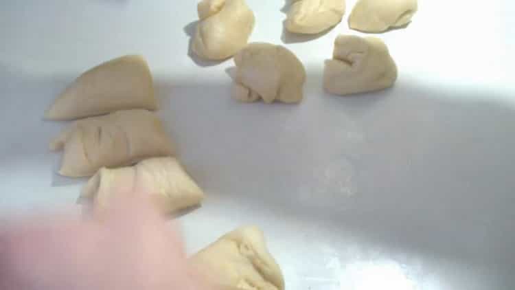 Para fazer pãezinhos de cachorro-quente, divida a massa