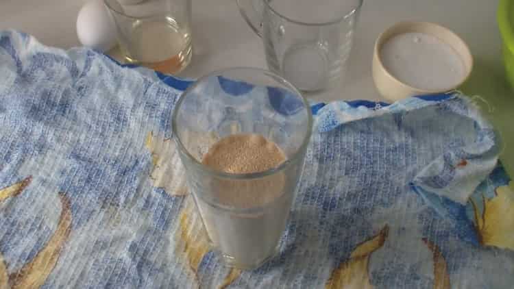 Para fazer pãezinhos de cachorro-quente, prepare os ingredientes