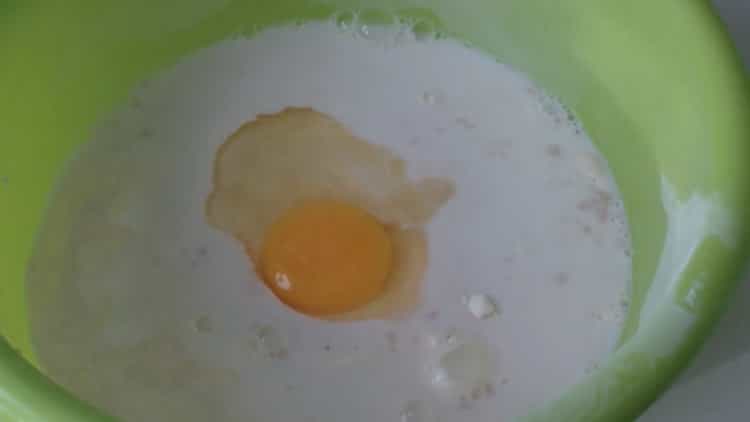 Para misturar pães de cachorro-quente, misture os ingredientes