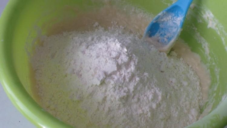 Para fazer pãezinhos de cachorro-quente, peneire a farinha