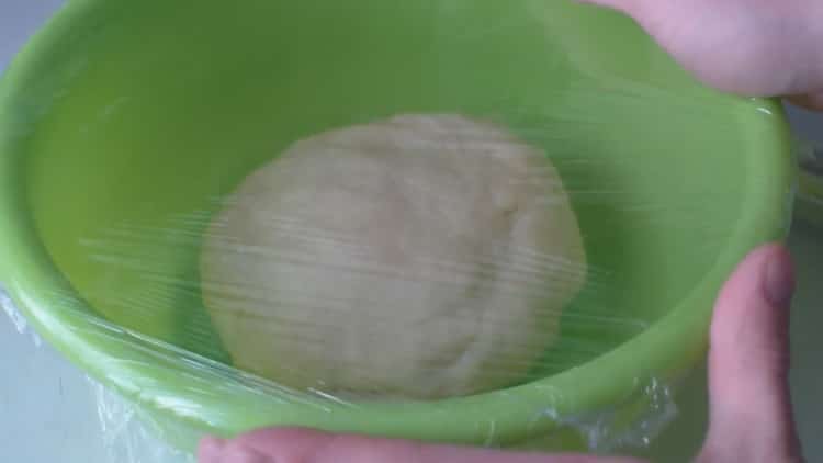 Para fazer pãezinhos de cachorro-quente, coloque a massa sob o filme