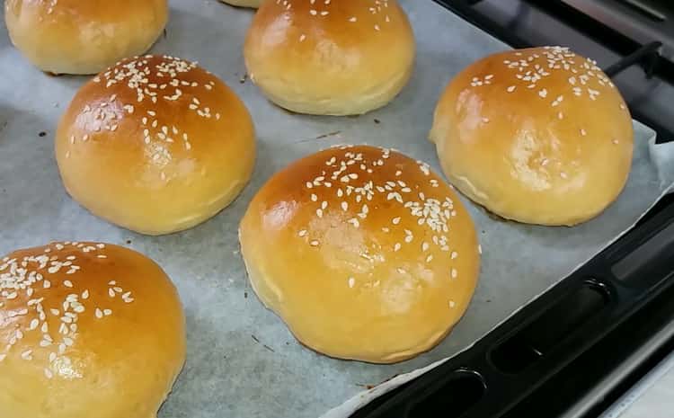 Coure panets de la massa de llevat al forn