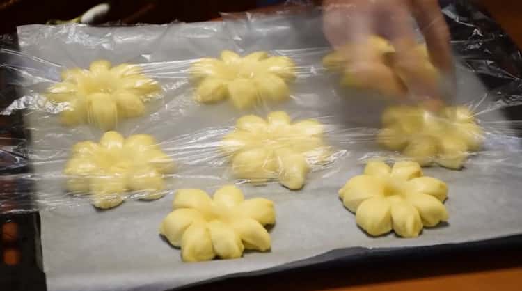 لصنع الكعك مع المربى ، مع تغطية احباط