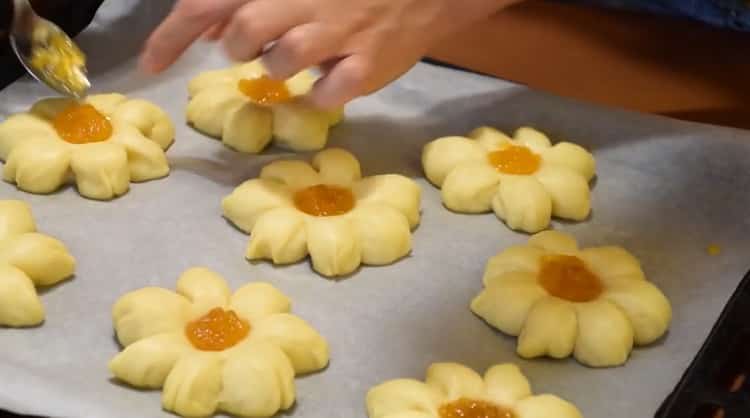 لصنع الكعك مع المربى ، ضع المربى