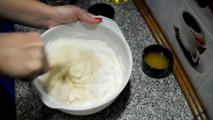 Prepara los ingredientes para los rollos de pasas.