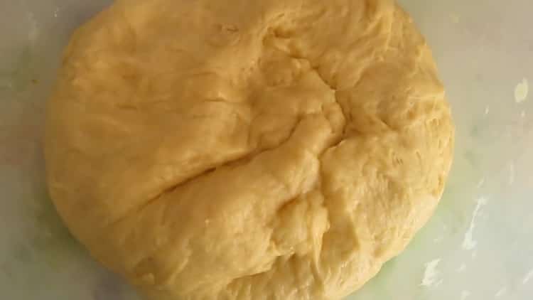 Chcete-li vyrobit skořicové rolády a máslo, hnětejte těsto