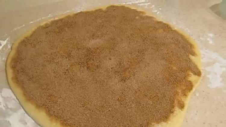 Chcete-li vyrobit skořici a máslo, vložte náplň na těsto