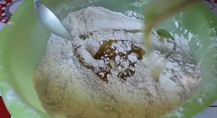 Смесете съставките, за да направите кифличките.