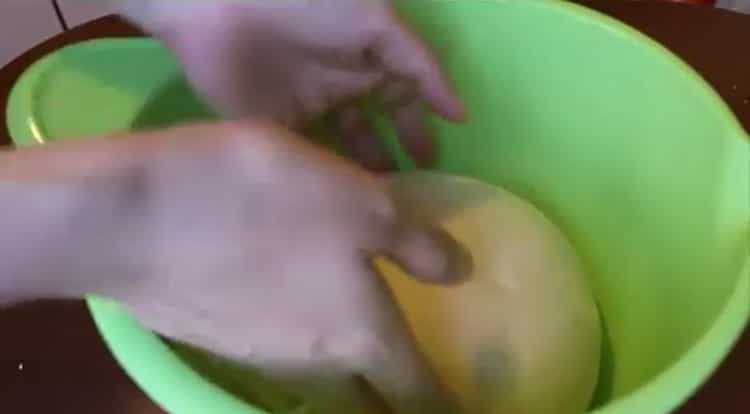 За да направите кифлички, омесете тестото