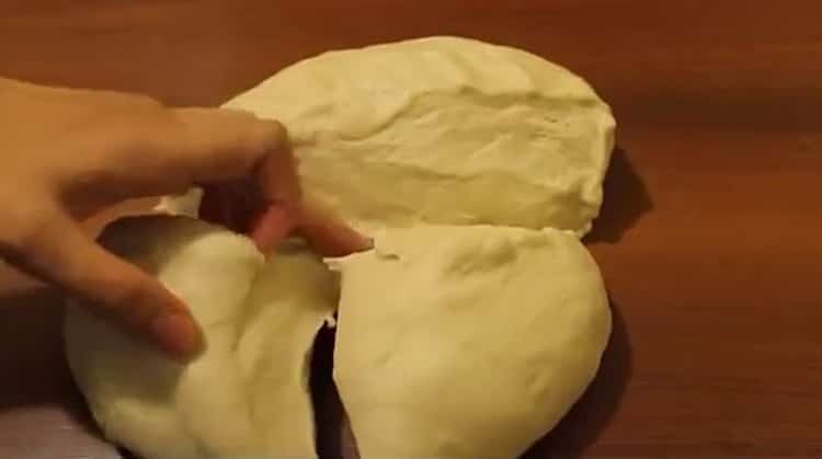 За да направите кифлички, изрежете тестото