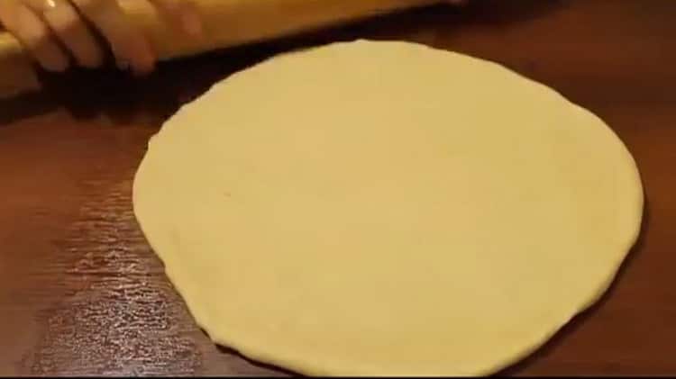 Разточете тестото, за да направите кифлички