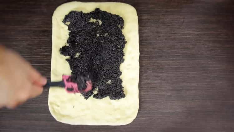 Pentru a face chifle cu semințe de mac, puneți nesto-ul de umplutură