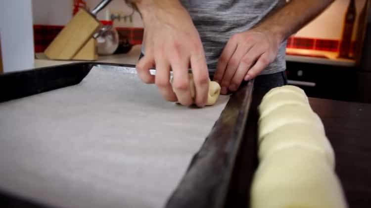 Pentru chifle cu semințe de mac, pregătiți o foaie de copt