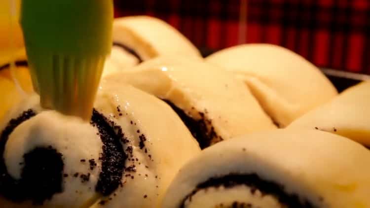 Pentru gătit chifle cu semințe de mac, ungeți cernele cu un ou