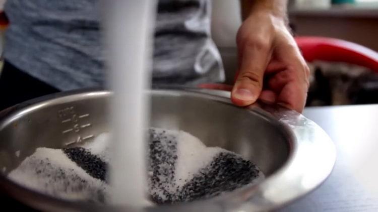 Pregătiți ingredientele pentru chiflele de semințe de mac