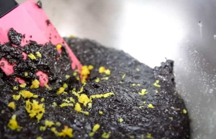 Pentru a face chifle cu semințe de mac, amestecați ingredientele pentru umplutură.