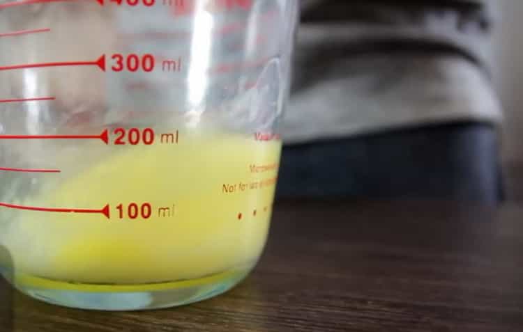 Faceți ingrediente lichide pentru a face chifle de semințe de mac