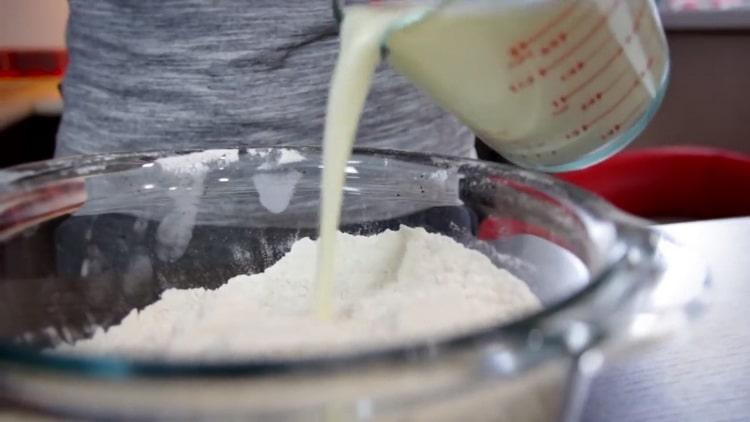 Pentru a face chifle cu semințe de mac, adăugați ouă și unt în făină