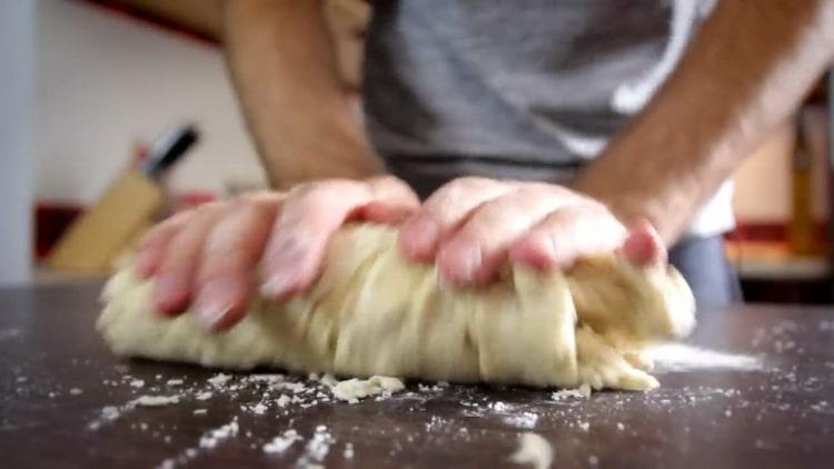 Ungeți aluatul pentru chifle de semințe de mac