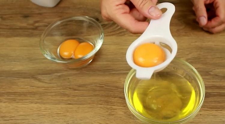 За да приготвите кифлички с извара от тесто с мая, отделете белтъците от жълтъците