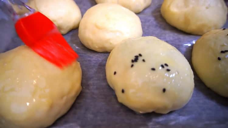 لمقصورات الطهي مع التفاح ، دهن لفائف البيض