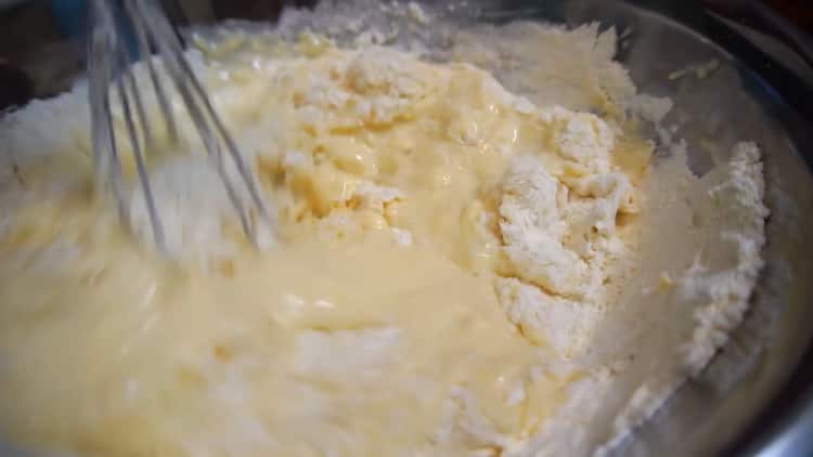 تخلط المكونات لصنع أكشاك التفاح.