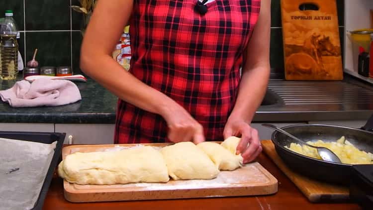 لجعل أكشاك التفاح ، وقطع العجين