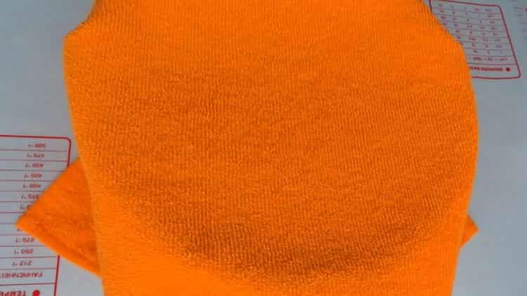 За да направите кифлички от сърца със захар, покрийте тестото с кърпа