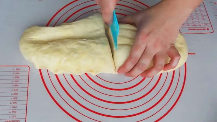 За да направите кифлички от сърца със захар, изрежете тестото