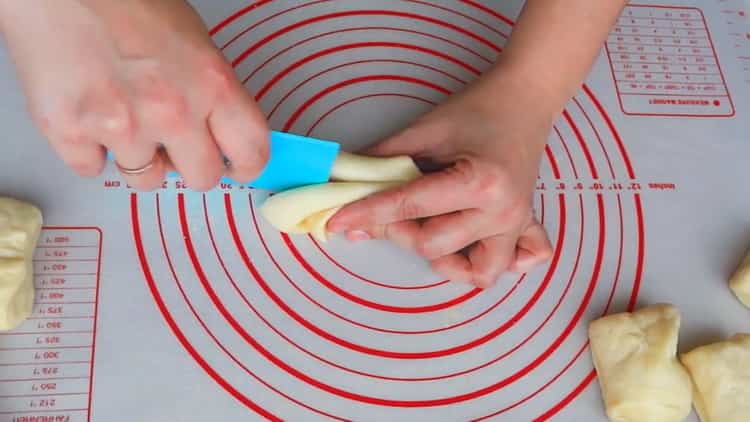 За кифличките сърца със захар оформете тестото