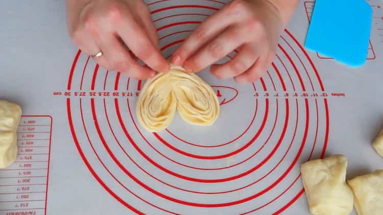 За да направите сърдечни кифлички със захар, оформете сърца